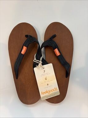 Feelgoodz Women's Brown Leather Flip Flop Sandals with Black Straps
